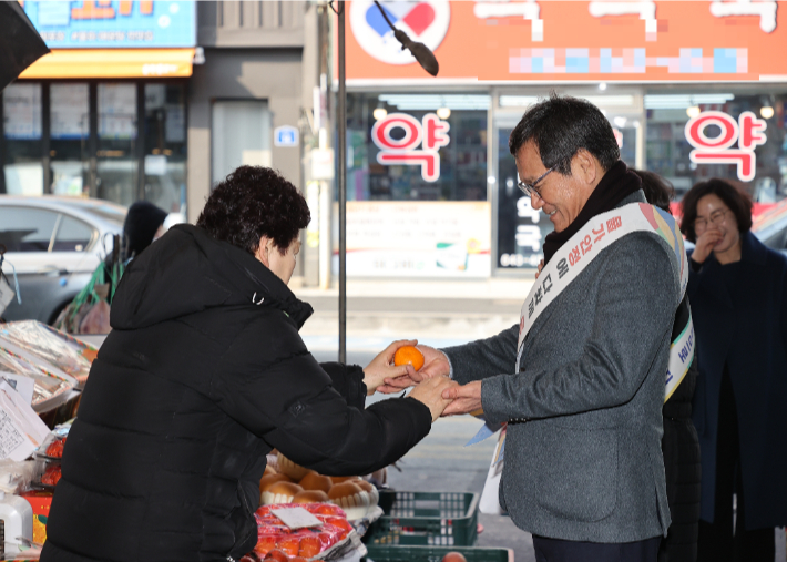 22일 전통시장 장보기 행사에 참여한 김홍규 강릉시장이 상인들을 격려하고 있는 모습. 강릉시 제공