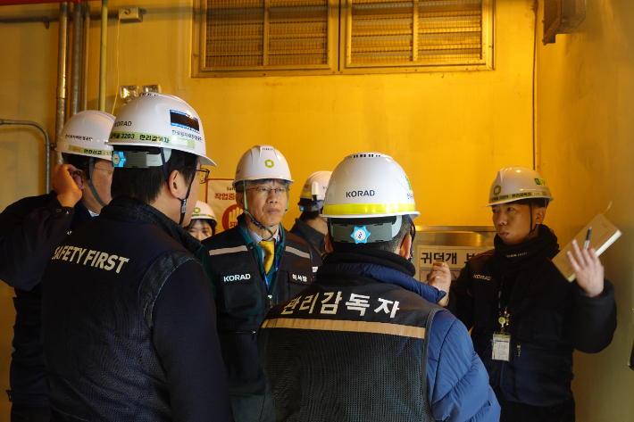 조성돈 한국원자력환경공단 이사장이 안전점검의 날 행사에서 현장을 확인하고 있다. 공단 제공