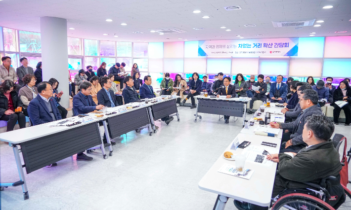 강기정 광주광역시장이 22일 오후 남구 광주미디어아트플랫폼에서 열린 '차없는 거리 확산 간담회'에 참석, 발언하고 있다. 광주광역시 제공 