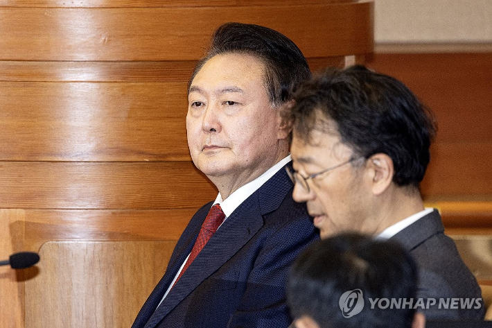 (서울=연합뉴스) 윤석열 대통령이 지난 21일 오후 서울 종로구 헌법재판소에서 열린 탄핵심판 3차 변론에 출석한 모습 [연합뉴스 자료사진] 연합뉴스