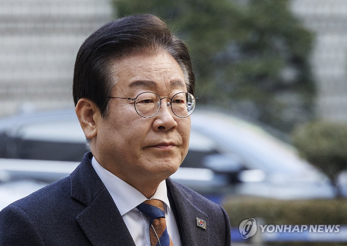 (서울=연합뉴스) 황광모 기자 = 더불어민주당 이재명 대표가 17일 오전 서울 서초구 서울중앙지방법원에서 열린 '대장동 배임·성남FC 뇌물' 1심 속행 공판에 출석하고 있다. 2025.1.17 hkmpooh@yna.co.kr 연합뉴스