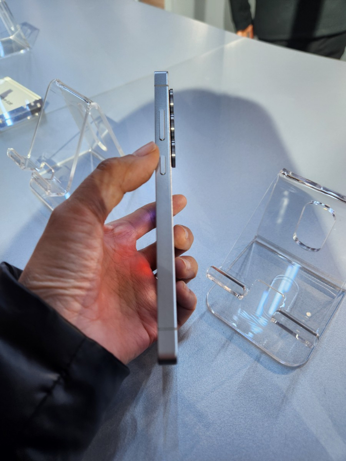 무게는 전작과 비교할 때 갤럭시 S25 울트라가 14g, 갤럭시 S25+가 6g, 갤럭시 S25가 5g 줄어들었다.  두께는 전 모델 공통으로 전작비 0.4mm씩 줄어들었다. 조태임 기자