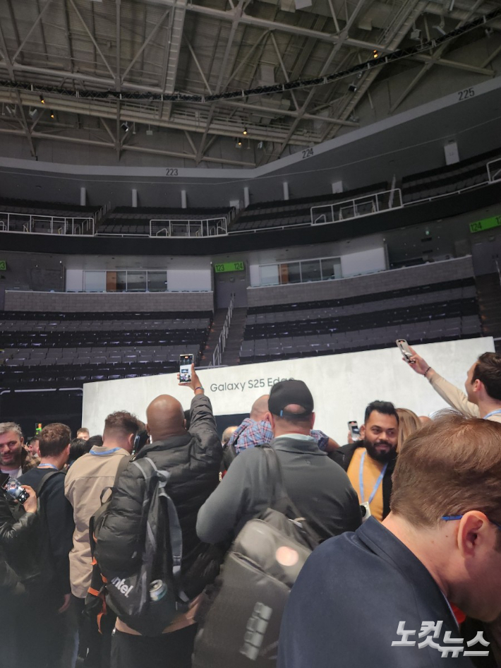 갤럭시 S25엣지 실물을 볼 수 있는 현장에 많은 참석자들이 몰려 있다. 조태임 기자