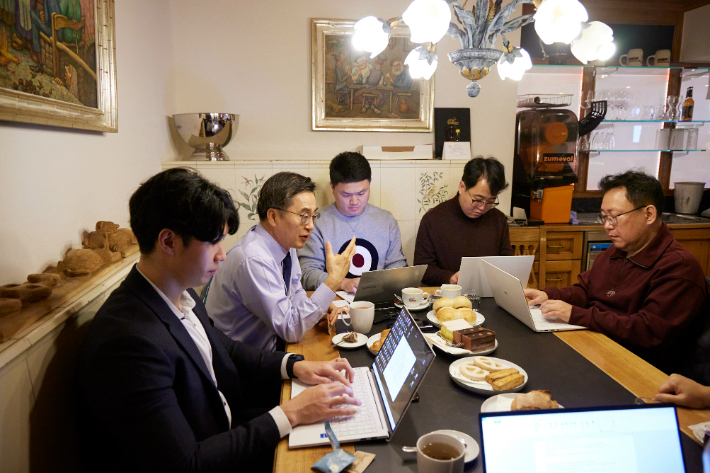 김동연 지사가 스위스 다보스 현지에서 동행 기자단에 일일 상황 브리핑을 하고 있다. 경기도 제공