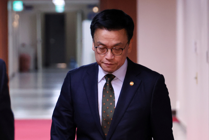 국무회의 입장하는 최 권한대행     (서울=연합뉴스) 한상균 기자 = 최상목 대통령 권한대행 부총리 겸 기획재정부 장관이 21일 정부서울청사에서 국무회의에 입장하고 있다. 2025.1.21     xyz@yna.co.kr (끝)   <저작권자(c) 연합뉴스, 무단 전재-재배포, AI 학습 및 활용 금지> 연합뉴스