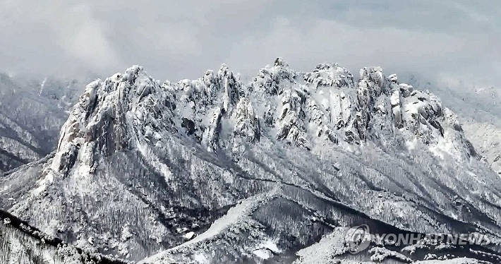 눈 내린 설악산 울산바위. 연합뉴스