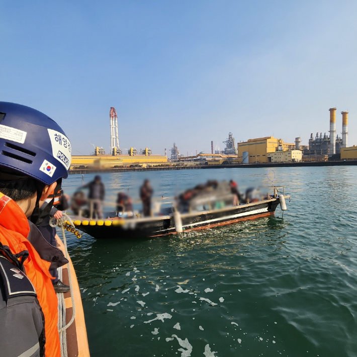 지난 21일 광양시 광양항에서 낚시어선이 출입항신고를 누락한 채 운항하다 해경에 적발됐다. 여수해경 제공