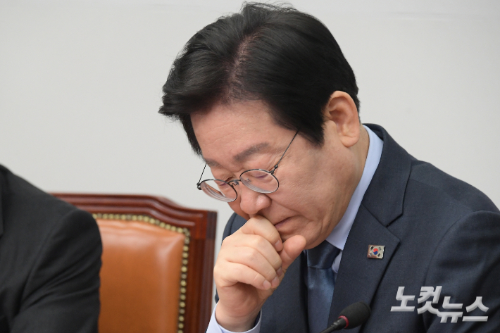 더불어민주당 이재명 대표가 22일 서울 여의도 국회에서 열린 최고위원회의에서 생각에 잠겨있다. 윤창원 기자