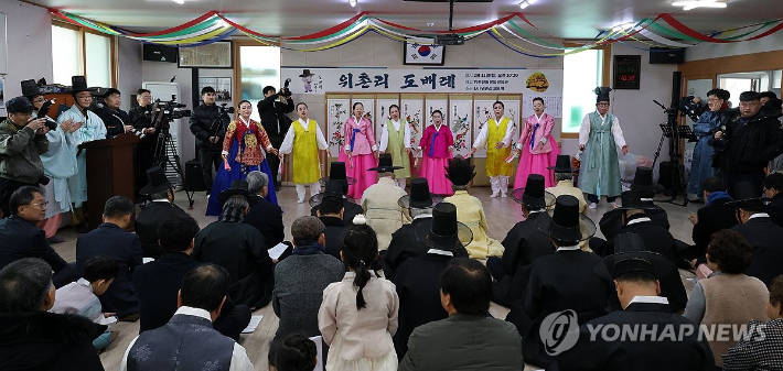 450여 년 전통의 강릉 위촌리 도배례. 연합뉴스