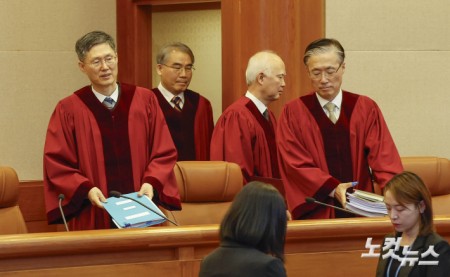 대심판정 들어선 헌법재판관들