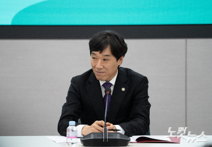 신년 기자회견에 참석한 최윤홍 부산시교육감 권한대행. 정민기 기자