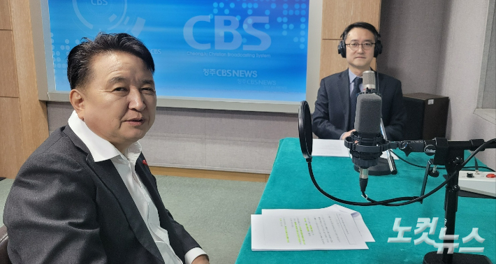 왼쪽부터 김영환 충북지사, 김종현 앵커. 충북CBS