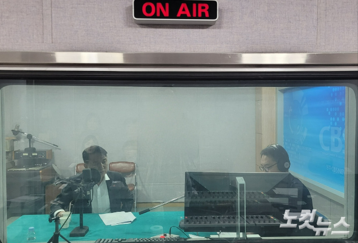 왼쪽부터 김영환 충북지사, 김종현 앵커. 충북CBS