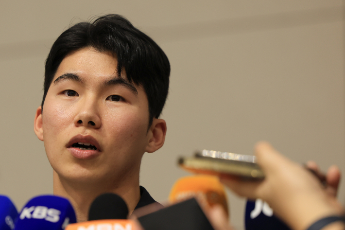 미국 출국 앞서 인터뷰하는 다저스 김혜성. 연합뉴스