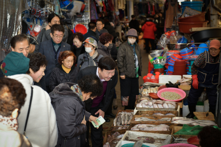 정기명 전남 여수시장은 지난 22일 관내 전통시장을 찾아 명절 성수품 물가 등 민생경제를 살폈다. 여수시 제공