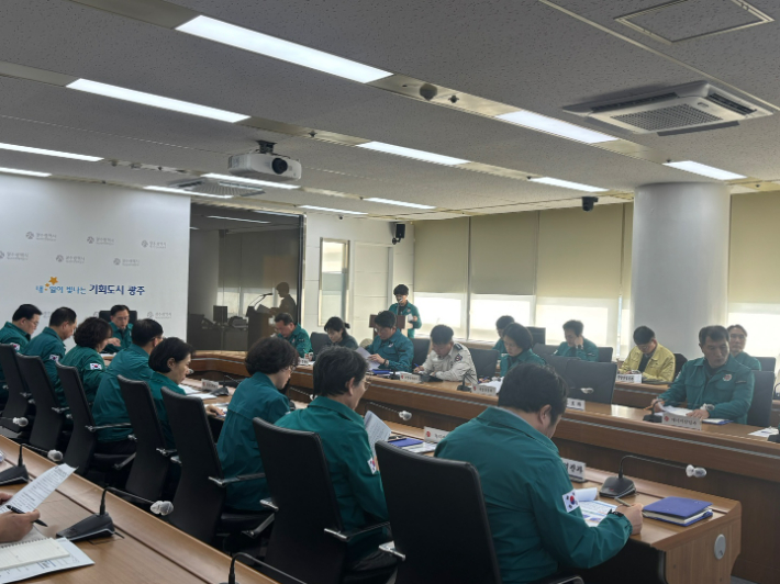 광주광역시는 23일 시청 재난상황실에서 고광완 행정부시장 주재로 '설 연휴 대비 안전대책 점검회의'를 열고 △대설·한파 등 재난관리 체계 △교통소통 대책 △응급의료 △환경 및 성묘 대책 등을 종합적으로 논의했다. 광주광역시 제공