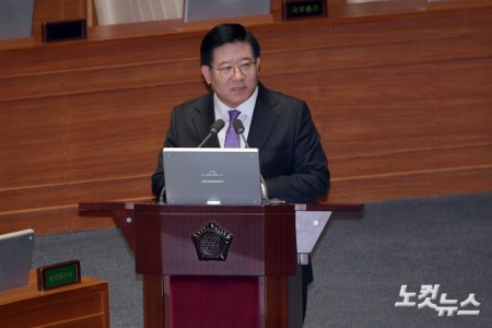 23일 서울 여의도 국회에서 열린 제421회 국회(임시회) 제02차 본회의 서울서부지방법원 불법적 폭동사태 관련 긴급현안질문에서 이호영 경찰청장 직무대행이 의원 질의에 답변을 하고 있다.