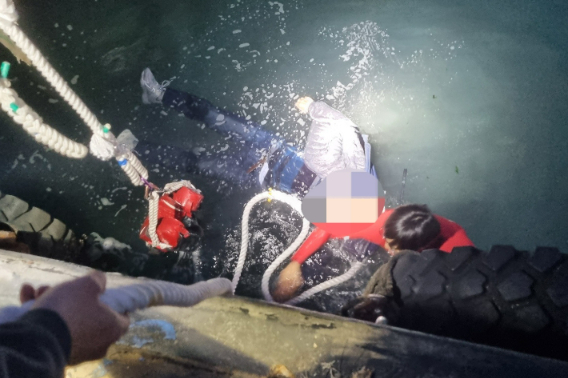 부산해경이 22일 부산 서구 남항 통선부두 바다에서 익수자를 구조하고 있다. 부산해양경찰서 제공