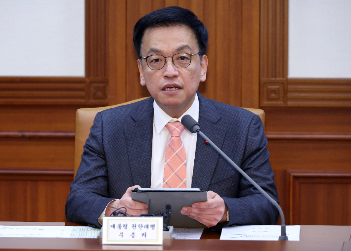최상목 대통령 권한대행 부총리 겸 기획재정부 장관이 22일 정부서울청사에서 국정현안관계장관회의 겸 경제관계장관회의를 하고 있다. 연합뉴스