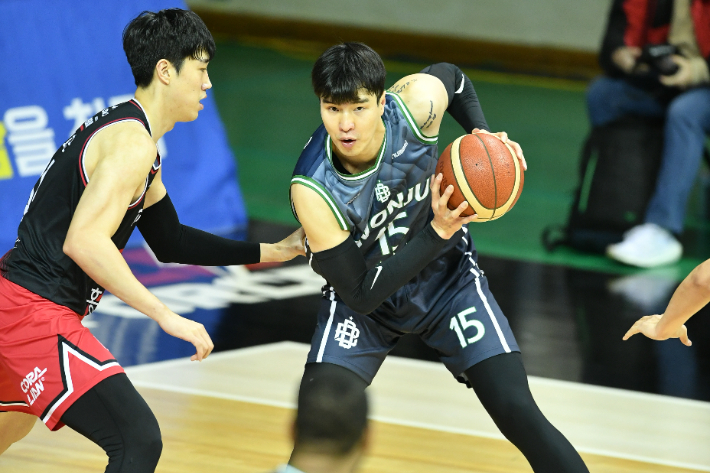 정효근과 김종규. KBL