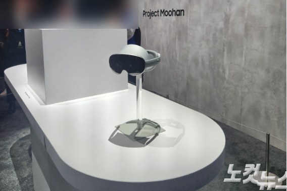 '갤럭시 언팩 2025' 행사에서 삼성전자의 첫 XR 기기인 '프로젝트 무한(無限, Project Moohan)' 시제품이 체험존에 전시됐다. 조태임 기자