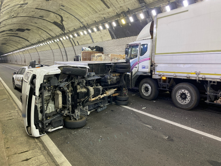 23일 오전 10시 40분쯤 부산 수영터널에서 4중 추돌 사고가 발생했다. 부산경찰청 제공