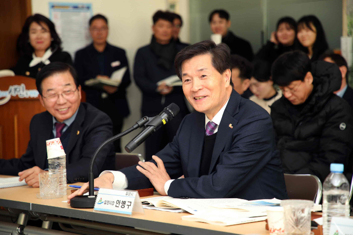 안병구 밀양시장이 주민과의 대화 건의사항에 대해 답변하고 있다. 밀양시 제공