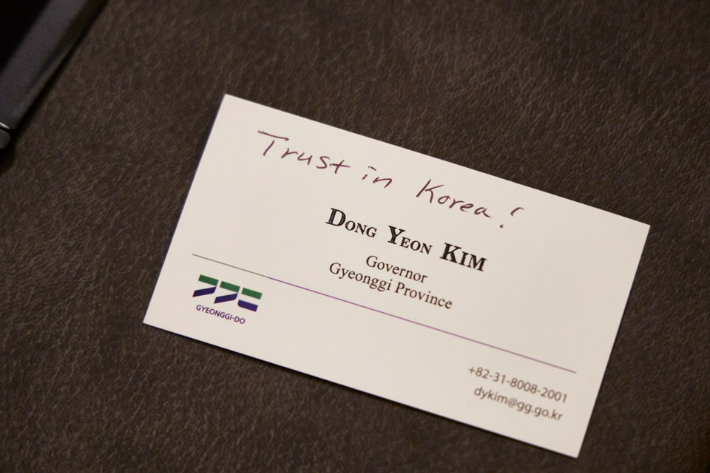 김 지사가 세계 각국의 지도자들에게 건넨 명함. 경기도 제공