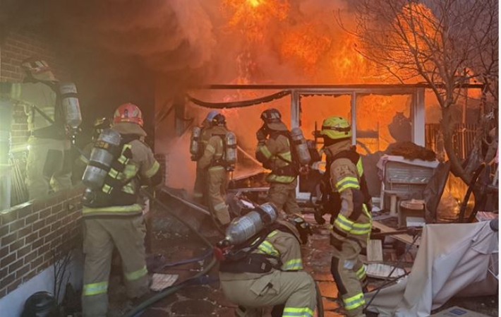 23일 오후 5시 39분쯤 경북 경산시 내동의 한 주거용 컨테이너에서 불이 났다. 경북소방본부 제공