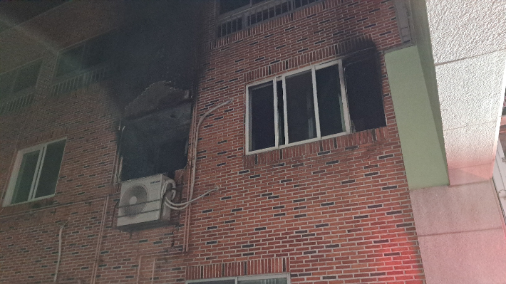 24일 오전 2시 49분쯤 경북 경산시 옥곡동의 한 3층짜리 다가구주택 2층에서 불이 났다. 경북소방본부 제공