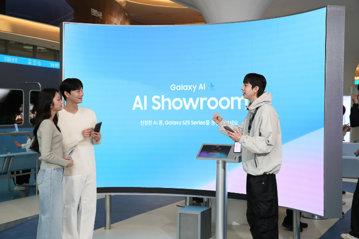 23일 오픈한 서울 영등포구 타임스퀘어 '갤럭시 스튜디오'에서 방문객들이 여러 앱을 사용해야 하는 작업도 한 문장의 명령어로 실행할 수 있는 AI 기능을 체험하고 있다. 삼성전자 제공