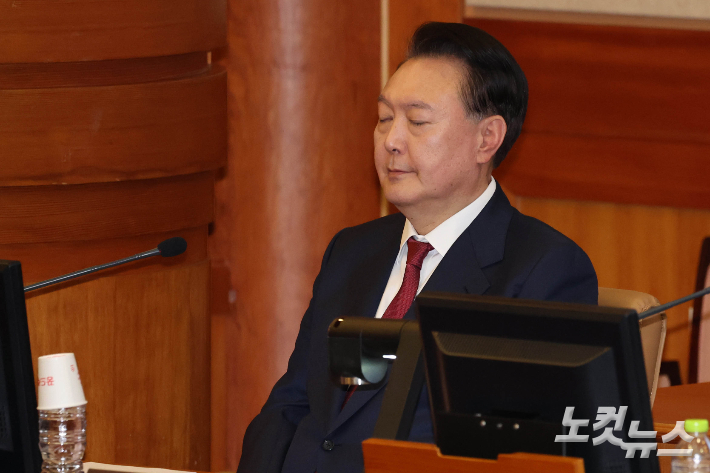 윤석열 대통령이 23일 오후 서울 종로구 헌법재판소 대심판정에서 열린 탄핵심판 4차 변론기일에 출석해 눈을 감고 있다. 사진공동취재단