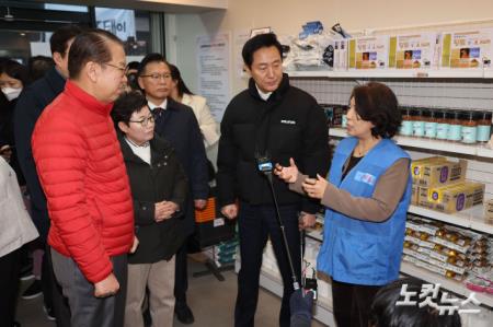 쪽방촌 온기창고 방문한 권영세 비대위원장-오세훈 시장