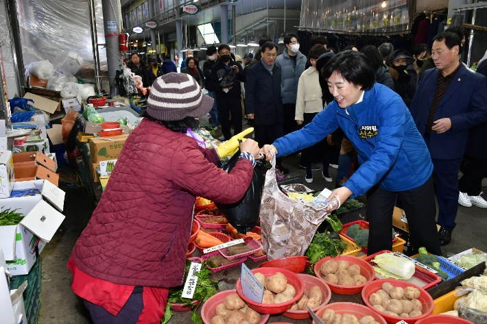 광주광역시의회 신수정 의장은 24일 설을 맞아 북구 말바우시장을 찾아 설 물품을 구매하는 등 전통시장 장보기 행사를 펼쳤다. 광주광역시의회 제공
