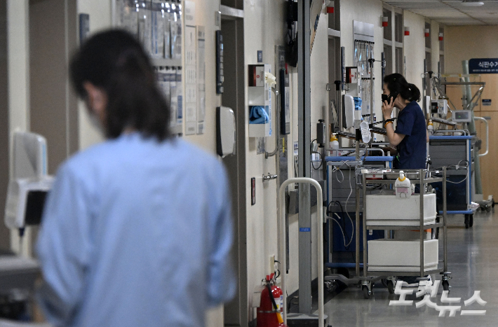  서울 한 대학병원에서 간호사들이 분주하게 업무를 보고 있다. 황진환 기자