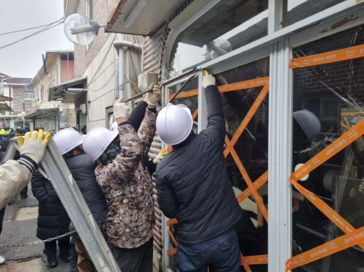 파주시 연풍리 성매매 집결지 내 불법 건축물에 대해 행정대집행이 실시됐다. 파주시 제공