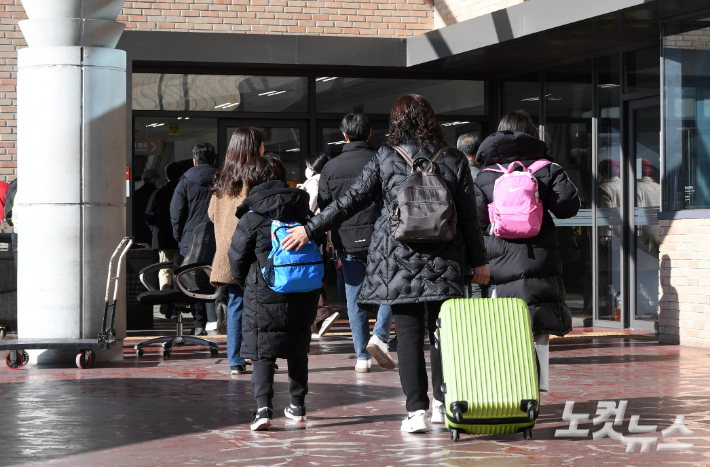 설연휴를 하루 앞둔 24일 오전 서울 서초구 고속버스터미널에서 역귀성객들이 이동하고 있다. 황진환 기자