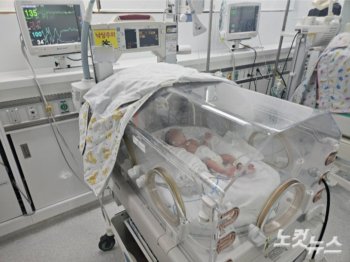 일신기독병원 신생아 집중치료지역센터에서 한 아기가 치료받고 있다. 김혜민 기자 