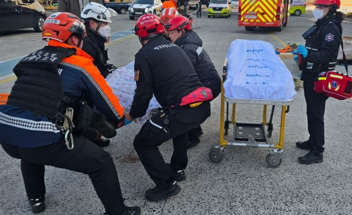 23일 오후 4시 13분쯤 염포부두에 정박된 3만5715t급 벌크선에서 송유관이 아래로 떨어져 70대 노동자가 깔렸다. 울산해양경찰서 제공 