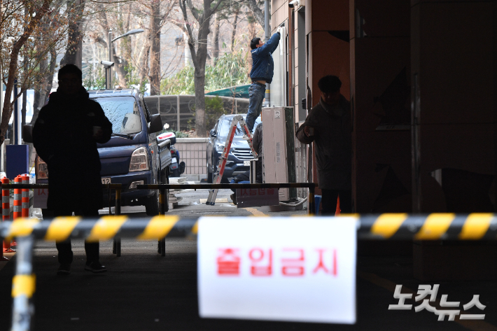 지난 19일 윤석열 대통령에 대한 구속영장이 발부되자 격앙된 지지자들이 서울서부지방법원에 난입해 시설물 등을 파손하며 폭동을 일으킨 가운데 20일 서울 마포구 서울서부지방법원에서 관계자가 파손된 시설을 수리하고 있다. 류영주 기자