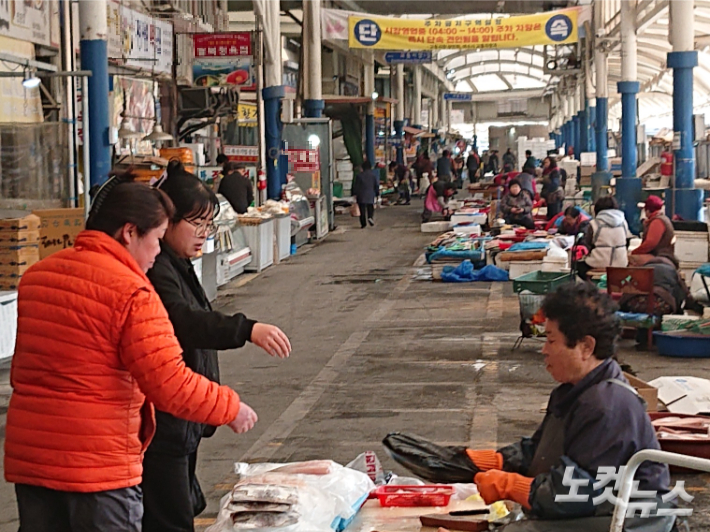 설 연휴를 앞둔 지난 24일 여수 교동시장에서 생선을 팔고 사는 모습. 유대용 기자