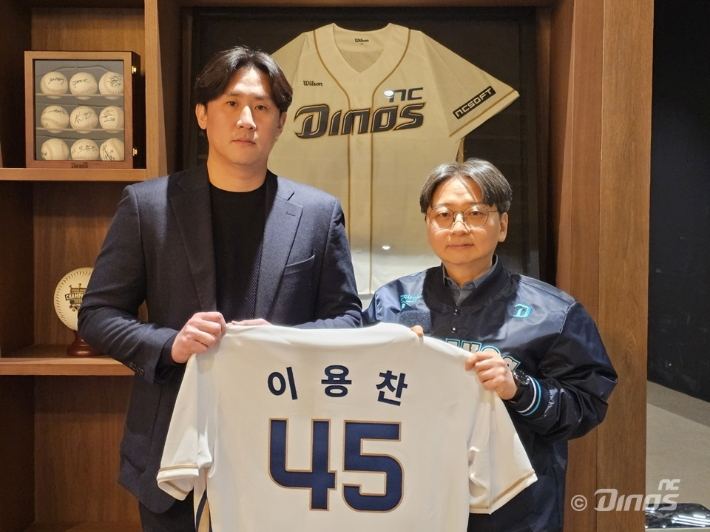 프로야구 NC와 계약한 이용찬(왼쪽)과 임선남 단장. NC 다이노스 제공