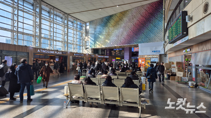 24일 동대구역은 설연휴를 앞둔 귀성객들의 발길이 이어졌다. 정진원 기자