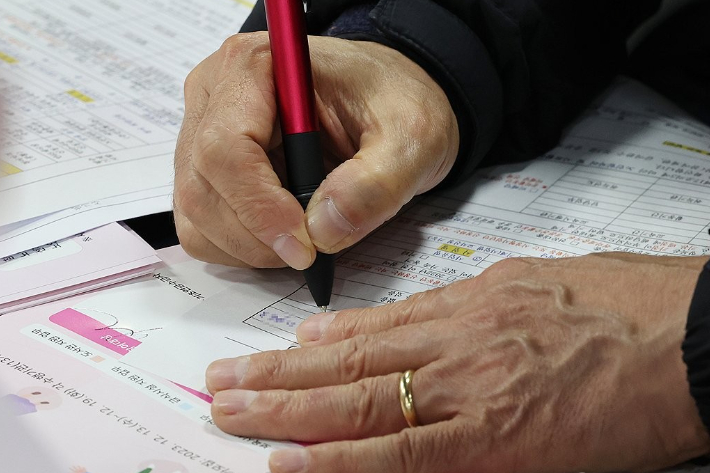 한 노인이 구직 신청서를 작성하고 있다. 연합뉴스