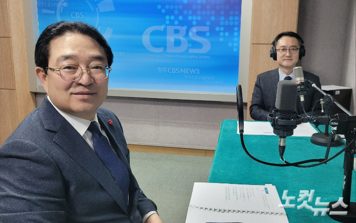 왼쪽부터 황규철 옥천군수, 김종현 앵커. 충북CBS