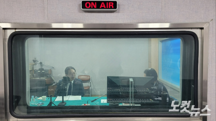 왼쪽부터 황규철 옥천군수, 김종현 앵커. 충북CBS