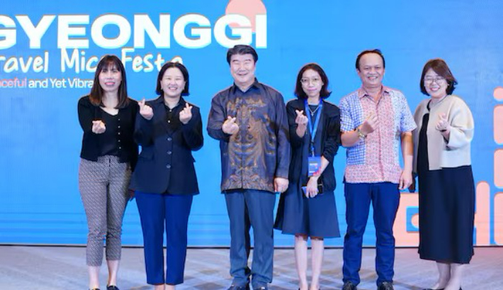 23일 경기관광공사가 인도네시아 자카르타에서 현지 유력 여행사와 마이스 관계자 등을 대상으로 설명회를 개최했다. 조원용 경기관광공사 사장(왼쪽 3번째)을 비롯한 행사 참가자들이 기념촬영을 하고 있다. 경기관광공사 제공