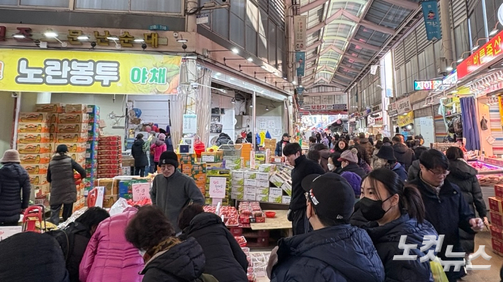 설날 연휴를 앞둔 서울 구로구 남구로시장의 모습. 박인 기자