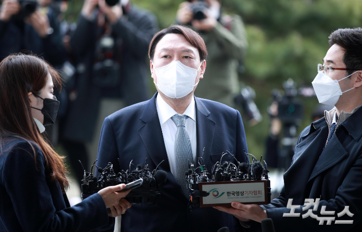 윤석열 당시 검찰총장이 2021년 3월 4일 서울 서초구 대검찰청으로 출근하며 검찰총장직 사의를 표명하고 있다.