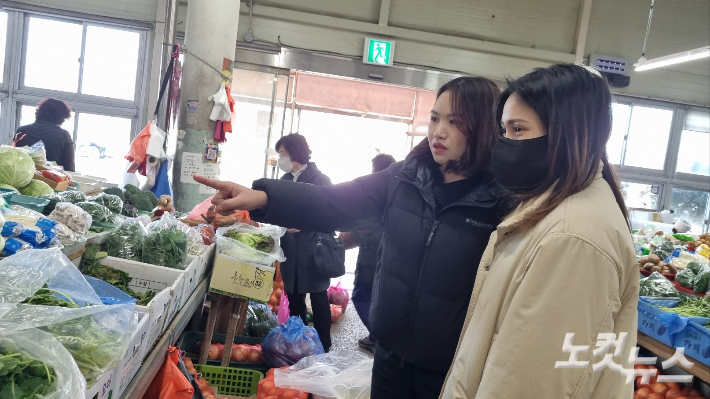 설 명절을 앞두고 지난 24일, 타나완(왼)씨와 박서우씨가 광양 중마시장을 둘러보며 설 준비를 하고 있다. 박사라 기자 